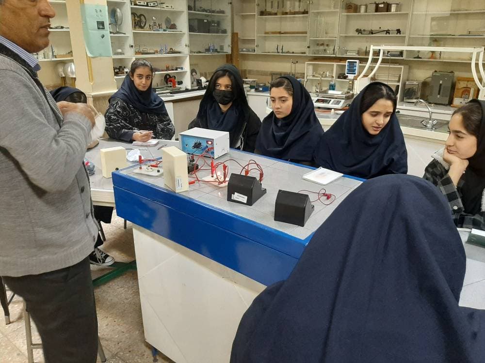 دبیرستان دوره اول ریاضی محور غیر دولتی دخترانه آتیه سازان
